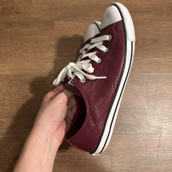 Converse Chuck Taylor Women’s Burgundy Leather Low-Top Sneakers Size 8 - Picture 3 of 8